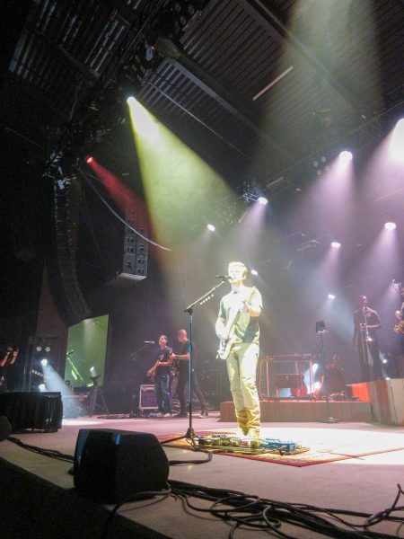 Daniel Caesar playing on stage (PC: Mercaydes Orozco/TC)