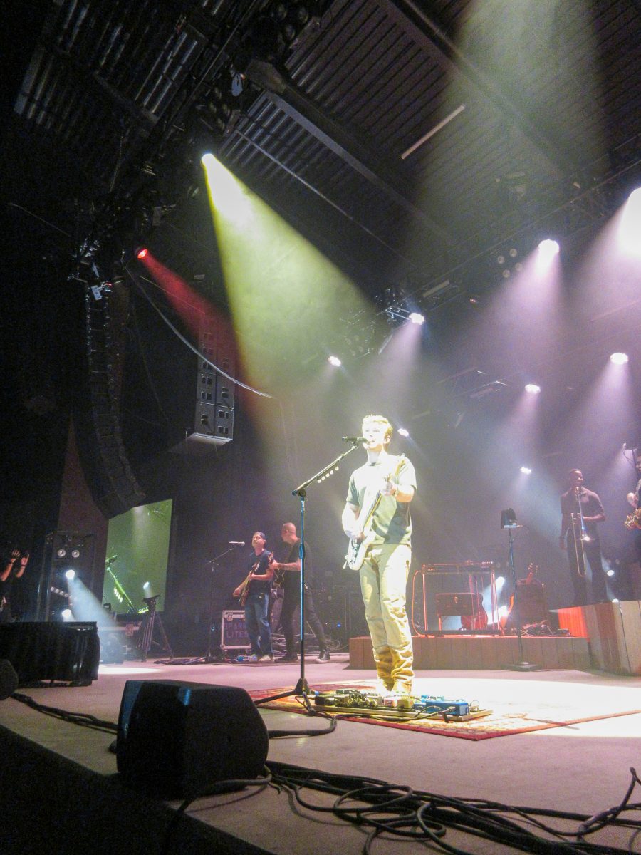 Daniel Caesar playing on stage (PC: Mercaydes Orozco/TC)